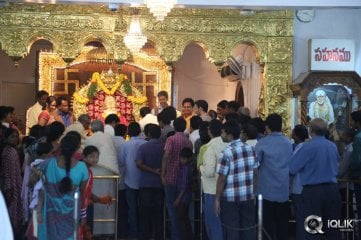 Nagarjuna and Family Visits Sai Baba Temple